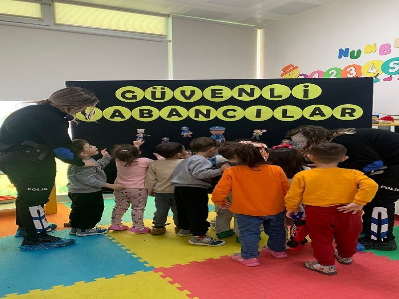 İlimiz Palmiye Anaokulunda genel güvenlik konuları hakkında bilgilendirme yapılarak güvenli yabancılar etkinliğine katılım sağlanmıştır.