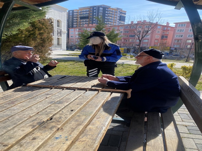 Umuma açık park ve bahçelerde bulunan vatandaşlarımıza genel güvenlik, sahte para, KADES, iletişim yoluyla dolandırıcılık hakkında bilgilendirme ve broşür dağıtımı yapılmıştır.
